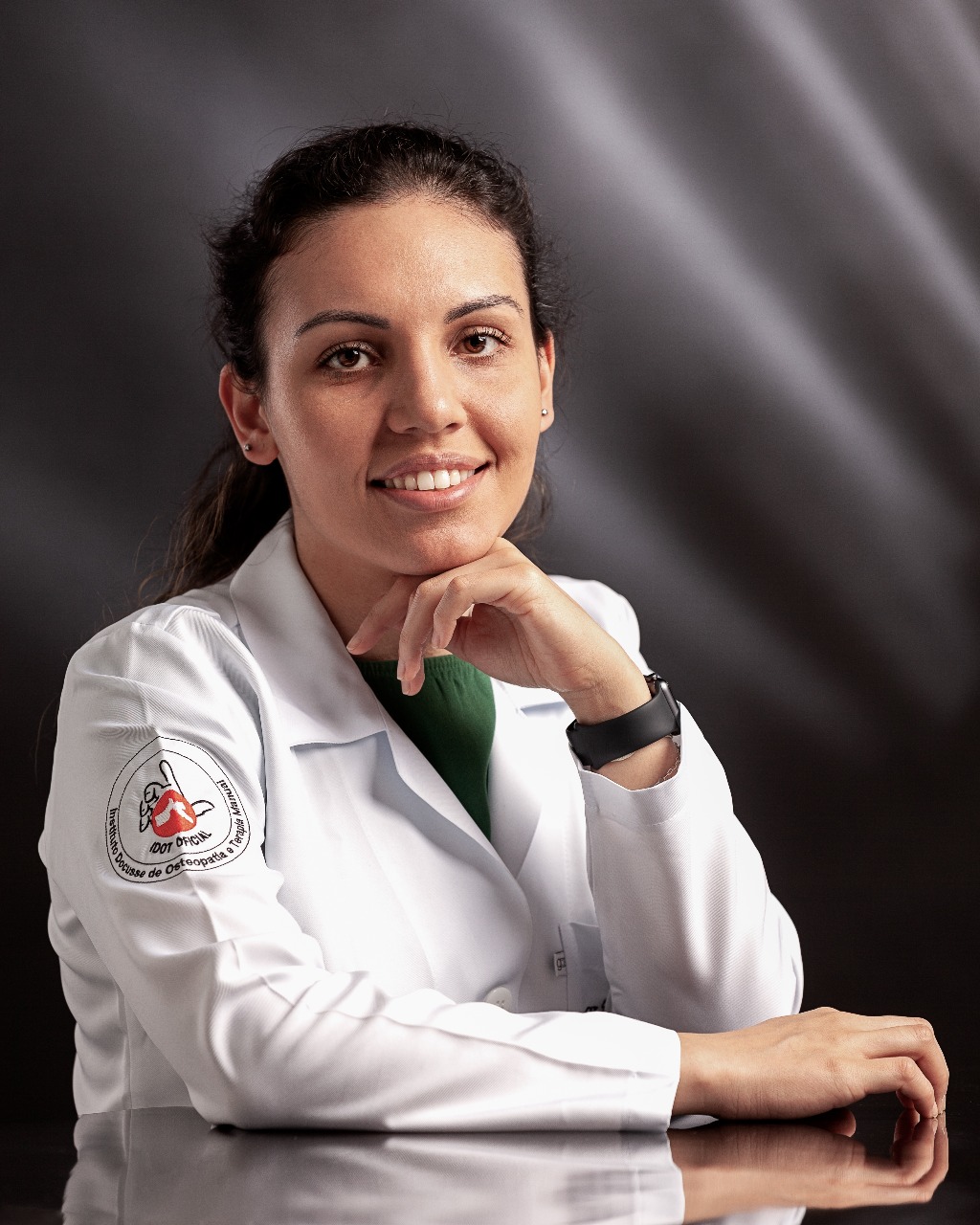 Dra. Gabrielle atendendo bebê